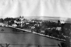 celkový pohled na město s kostelem (vpravo)