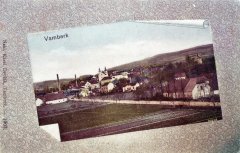 dobová pohlednice města s kostelem (vpravo)