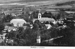 dobová pohlednice vsi s kapličkou křížové cesty ve svahu