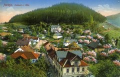 dobová pohlednice vsi s křížovou cestou ve svahu