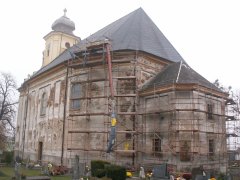 pohled zezadu zprava - nová střecha, oprava fasády