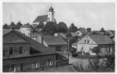 dobová pohlednice vsi s kostelem
