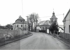 celkový pohled na kostel a faru