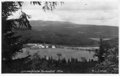 dobová pohlednice vsi s kostelem a kaplí