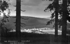 dobová pohlednice vsi s kostelem a kaplí