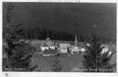 dobová pohlednice vsi s kostelem a kaplí