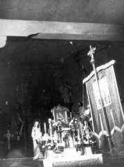 historické foto interiéru původního kostela - presbytář 