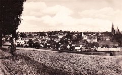 starší foto kostela (vpravo)