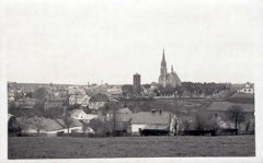 celkový pohled na město s kostelem