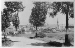 celkový pohled na město s kostelem