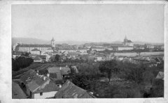 celkový pohled na město s kostelem (vpravo)