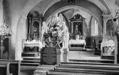 starší foto interiéru kostela - presbytář