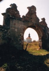 pohled bránou bývalého statku ke kapli