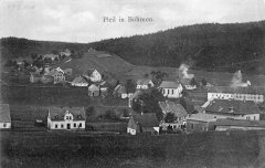 dobová pohlednice vsi s kaplí