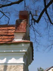 pohled zleva - detail štítu