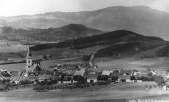 kaplička na dobové pohlednici (vpravo od kostela, pod osamělým stromem)