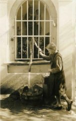 starší foto kaple s vývodem vody ze studánky