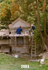 starší foto kapličky při opravě