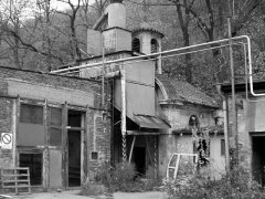 kaple ještě s průmyslovou přístavbou