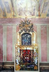 současný hlavní oltář Svaté rodiny s rokokovou ornamentikou