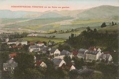 starší pohlednice vsi s kostelem (vlevo)