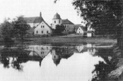 pohled na kostel a zvonici přes obecní rybník