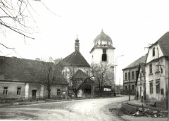 starší foto kostela a zvonice