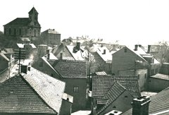 starší foto kostela (vlevo v pozadí)