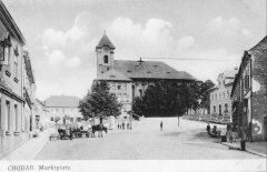 dobová pohlednice města s kostelem
