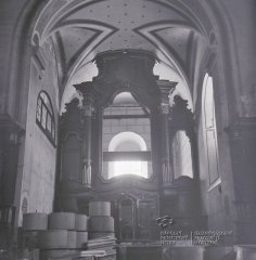 zdevastovaný interiér kostela