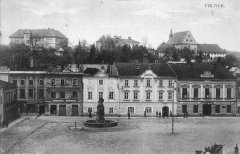 dobová pohlednice města s kostelem