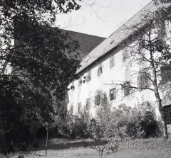 kostel (vlevo) s klášterem