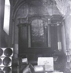 zdevastovaný interiér kostela