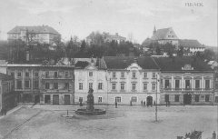 dobová pohlednice města s kostelem