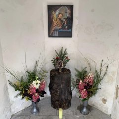 interiér kaple s obrazem sv. Jana Nepomuckého a soškou madony