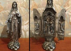detail sošky madony v interiéru