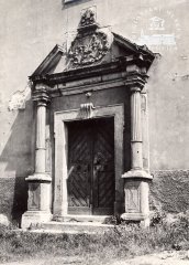 detail vchodu kostela