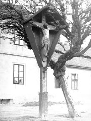 historické foto kříže, který stával vpravo od kostela