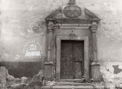 detail vchodu kostela