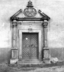 detail vchodu kostela
