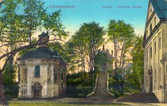 dobová pohlednice klášterního areálu (kaple vlevo)