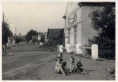 starší foto kaple (v pozadí vlevo)