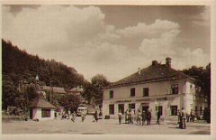 starší foto kaple (vlevo mezi stromy)