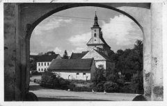 celkový pohled na ves s kostelem