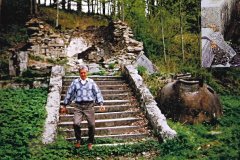 trosky kaple - vedle schodiště zbytek původní nádrže pod kaplí)