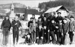 starší foto kaple (vpravo od středu, v pozadí pod lesem)