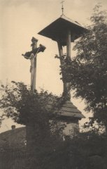 historické foto kříže a zvonice