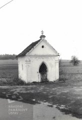 starší foto kaple - pohled zepředu zleva