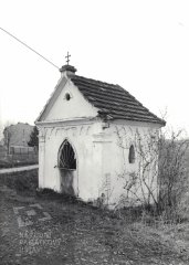 starší foto kaple - pohled zepředu zprava