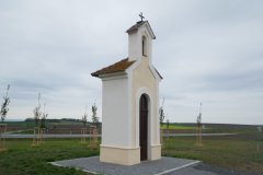 kaple na novém místě - pohled zepředu zleva